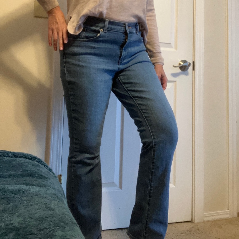 Levi’s Classic Bootcut midrise women’s blue jeans 12 and 31W 32L